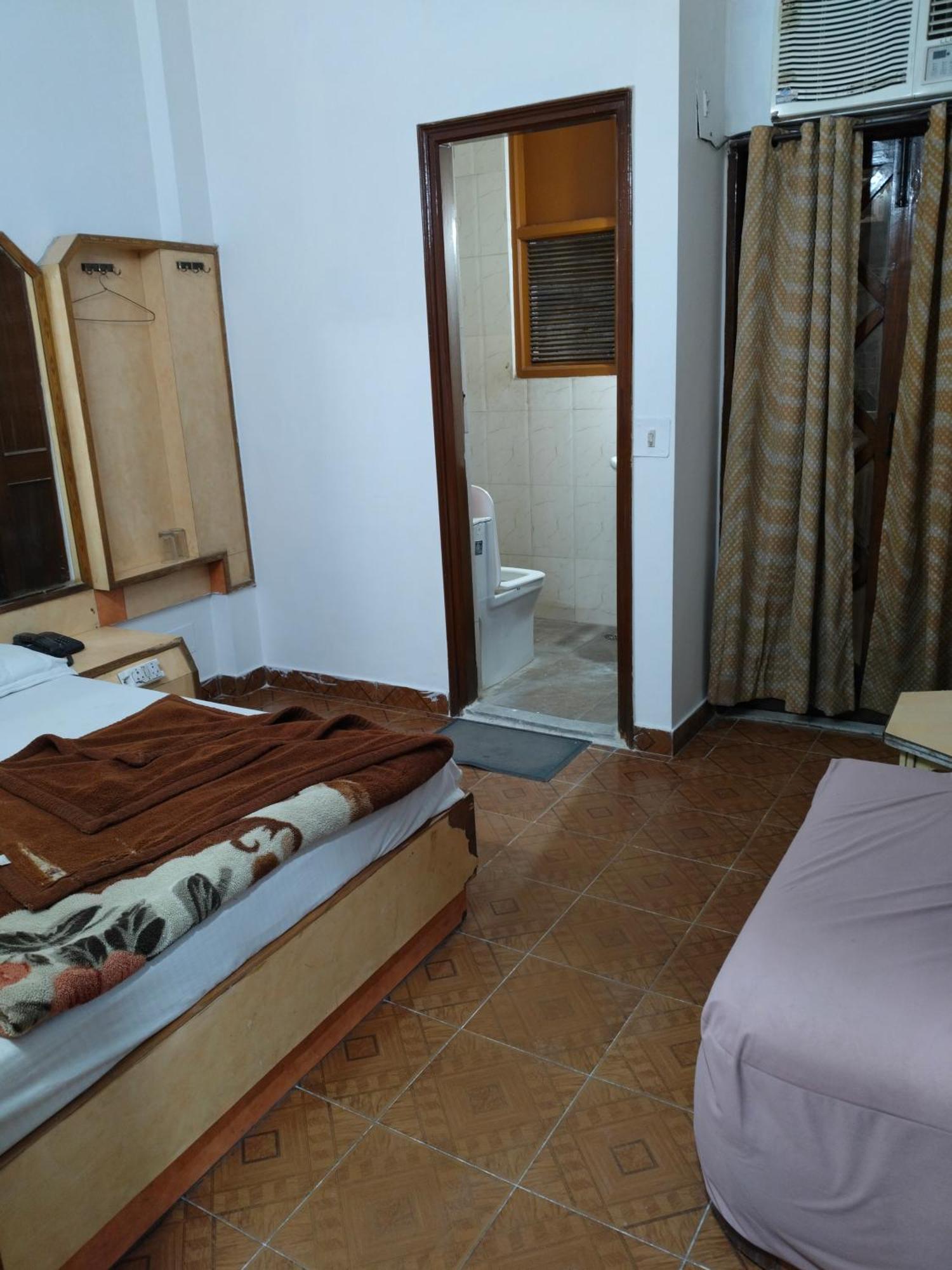 Hotel Yatri International New Delhi Room photo