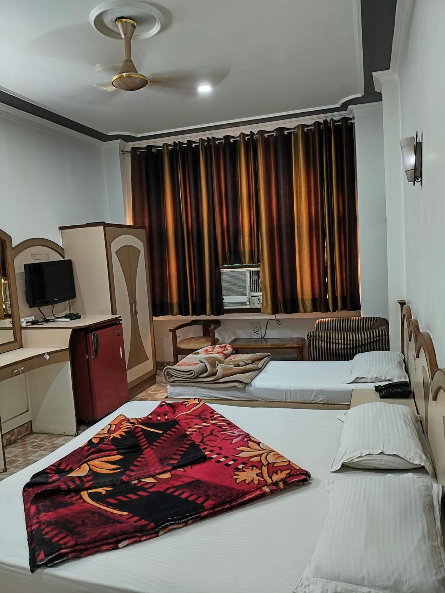 Hotel Yatri International New Delhi Exterior photo