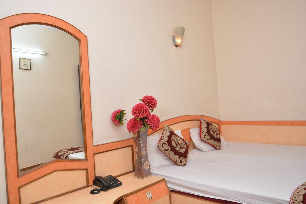 Hotel Yatri International New Delhi Exterior photo