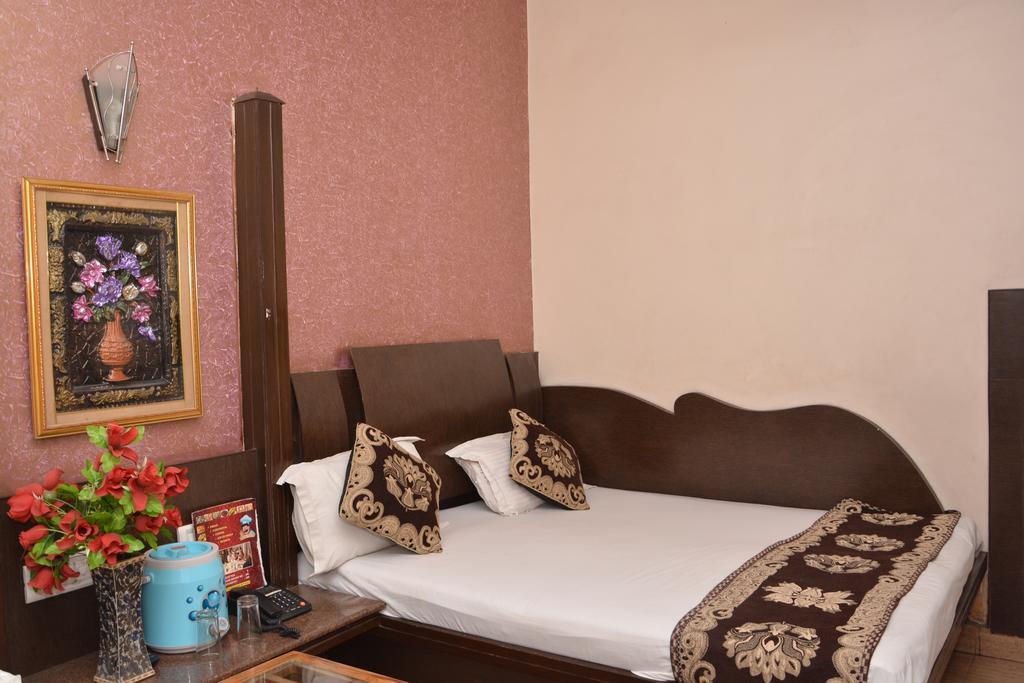 Hotel Yatri International New Delhi Exterior photo